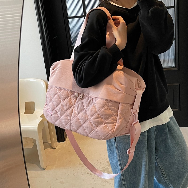 New large-capacity Korean-style hand-held travel bag, fashionable luggage storage bag, lightweight and versatile, men's and women's sports and fitness bag Application Scenario