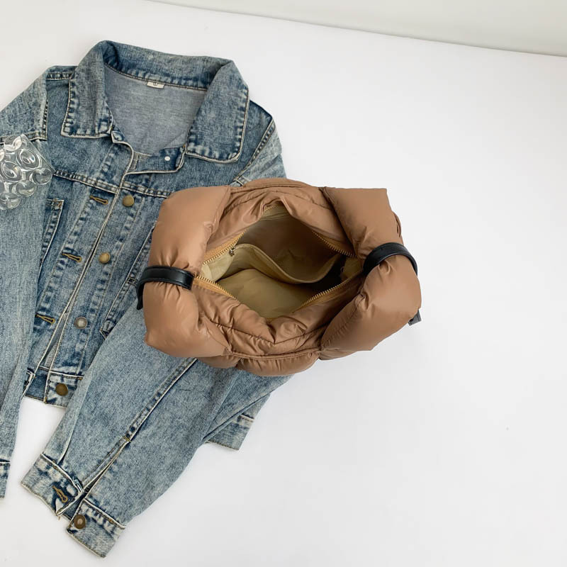 Lightweight cotton-padded jacket bag with a niche design and a sense of sophistication. New autumn/winter 2024 women's large-capacity versatile single-shoulder bag, Cloud bag Application Scenario