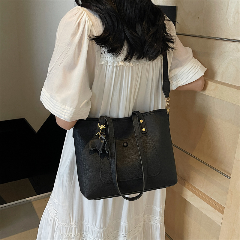 High-end, fashionable, large-capacity tote bag for women 2025 new style, simple solid color, versatile commuting single-shoulder crossbody bag Application Scenario
