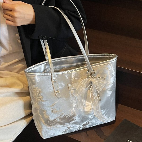 High-end underarm bag for women, new Spring/Summer 2025 fashionable and trendy single-shoulder bag, Korean-style niche design commuter tote bag full figure