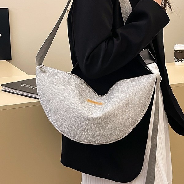 Korean-style fashionable denim bag, women's forest-style washed crossbody bag, trendy commuting single-shoulder bag, versatile dumpling bag Application Scenario
