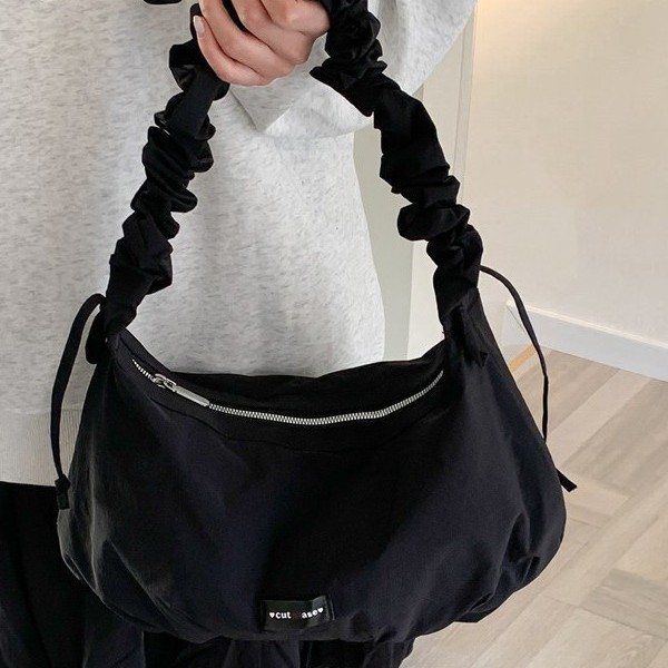 Cross-border Korean version niche underarm women's bag 2025 new versatile solid color single-shoulder crossbody bag pleated hand-held dumpling bag Application Scenario