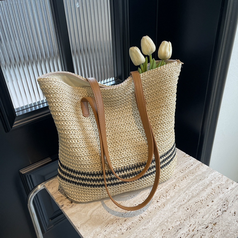 A new 2025 trendy, fashionable, simple and large-capacity single-shoulder bag for women, a casual commuting tote bag Specification drawing