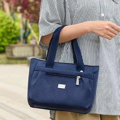 This year, Korean-style handbags are in vogue. The new spring 2025 collection is versatile and stylish, featuring a single shoulder and underarm bag Application Scenario
