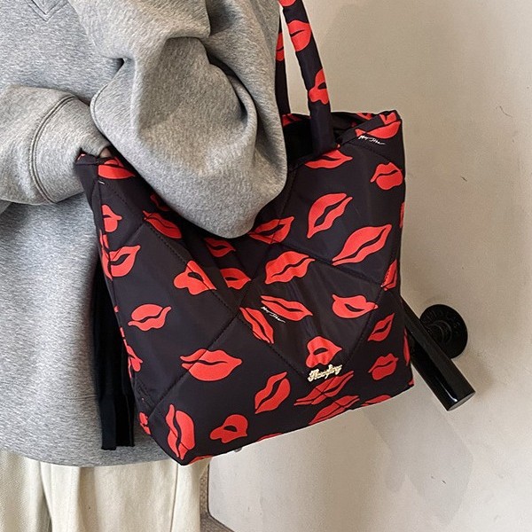 New autumn and winter fashion European and American style lip large-capacity handbag, casual and versatile single-shoulder bag, laid-back style ladies' bag details Picture
