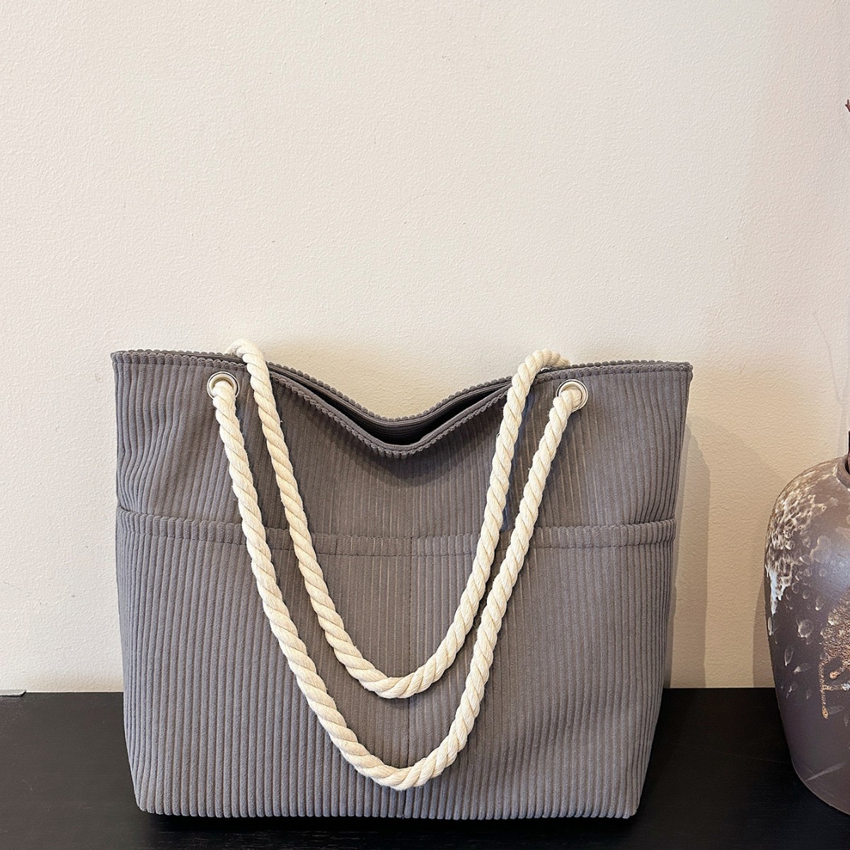 The new corduroy single-shoulder bag for women in winter 2024 is a solid color, simple and casual handbag with a light luxury and large capacity Application Scenario