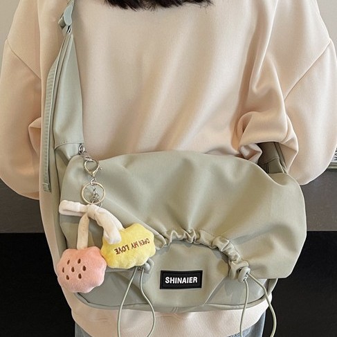 The 2024 autumn/winter collection features a simple design crossbody bag for women, a light and sporty commuting single-shoulder bag, and a casual high-look dumpling bag full figure
