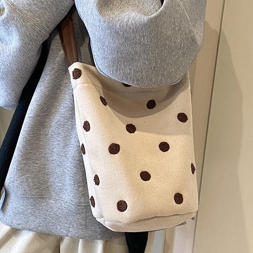 New autumn and winter niche bucket bag with a laid-back style, large-capacity women's crossbody bag, and cute polka dot student class cloth bag Application Scenario