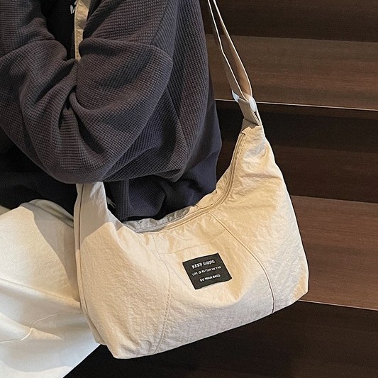 The Korean-style artistic nylon Butote bag for women is a large-capacity, versatile underarm bag that is niche and eye-catching. It is a lightweight, commuter single-shoulder bag Application Scenario