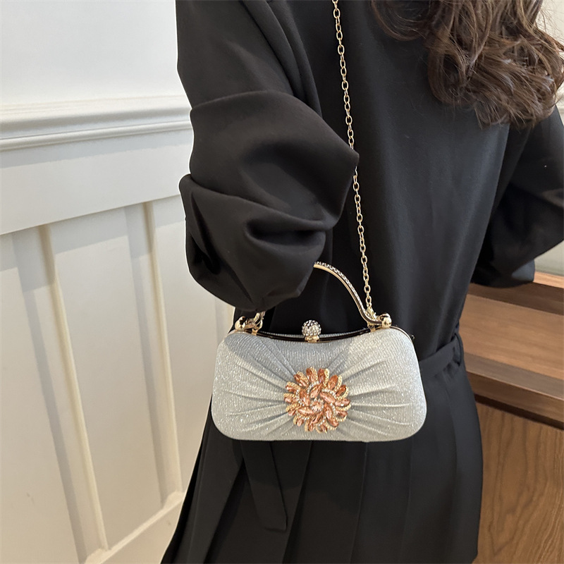 Cross-border European and American fashion pleated evening bag, clutch bag, diamond-encrusted banquet bag, European and American quality chain crossbody bag details Picture