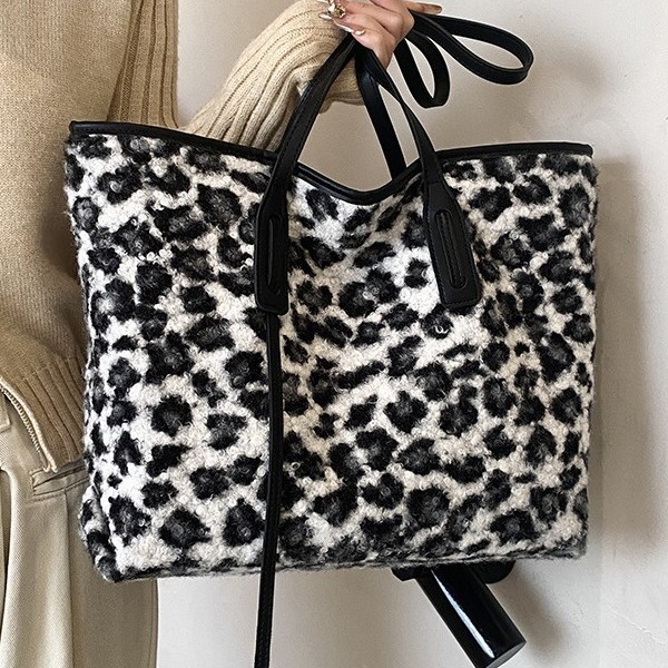 Winter stylish and high-quality pendant 2024 Leopard print casual new large-capacity fashionable single-shoulder crossbody handbag for women full figure