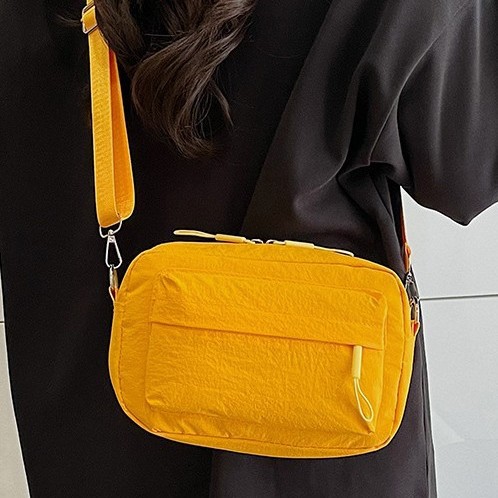 Korean-style simple crossbody bag for women's commuting, versatile nylon fabric women's bag, niche outdoor casual crossbody bag for women in solid colors full figure