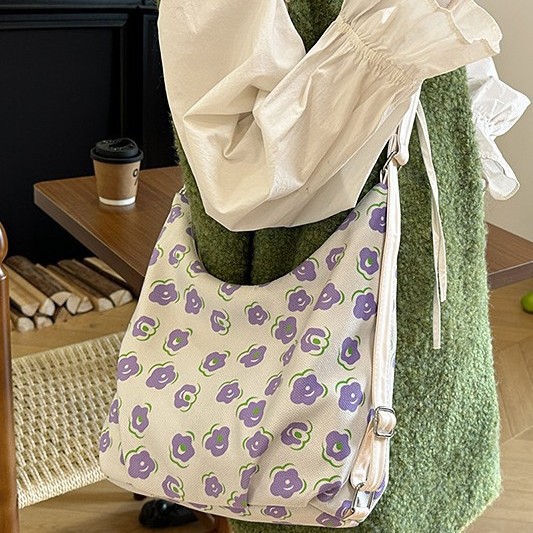 A large-capacity commuter quality bag for women 2025, a trendy spring and summer niche underarm bag, a large-capacity tote commuter bag Application Scenario