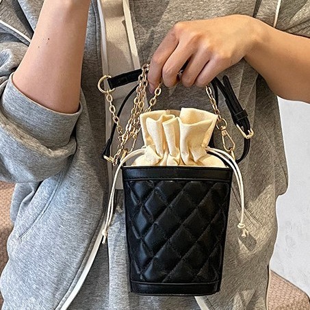 The new Chanel-style diamond-shaped chain drawstring with a drawstring opening is simple, elegant, cute, exquisite and stylish. It's a trendy single-shoulder crossbody bag details Picture