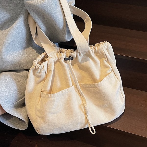 2025 New solid color, large capacity, niche design, fashionable and versatile single-shoulder bag, handbag, drawstring, class bag Application Scenario