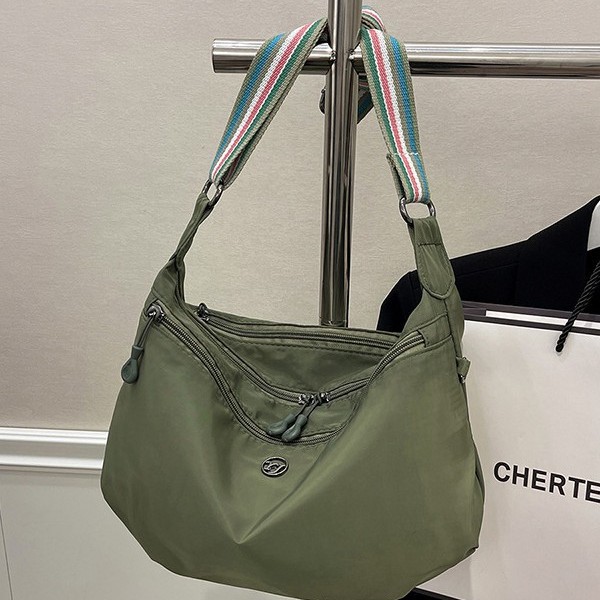This single-shoulder bag is fashionable, versatile, lightweight and has a high level of appearance. It is a simple, elegant, casual and multi-functional trendy backpack for women Application Scenario