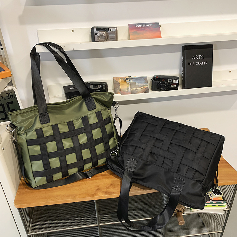Korean-style trendy large-capacity tote bag, nylon lightweight and durable crossbody bag, men's and women's outdoor sports single-shoulder bag details Picture