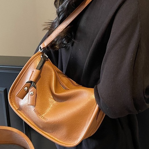 Large-capacity bag for women's spring, 2025 new retro solid color single-shoulder crossbody bag, ladies' quality pillow bag details Picture