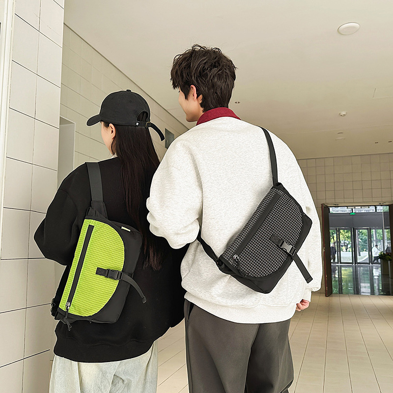 New casual couple's chest bag, Korean style Instagram simple color-blocking single-shoulder bag, street trend lightweight crossbody bag details Picture