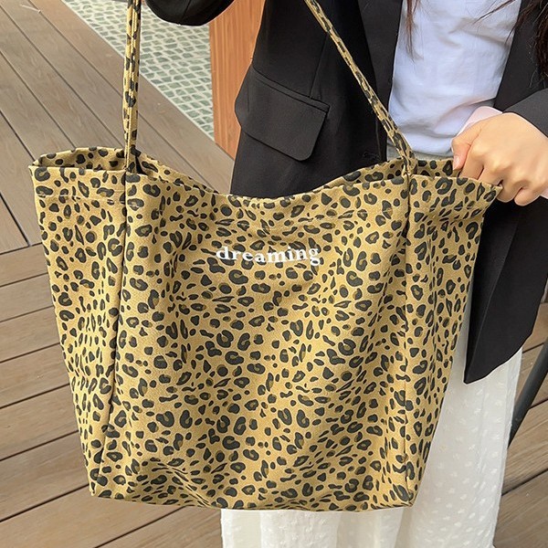 2024 Early autumn new Korean-style fashionable canvas bag, single-shoulder bag, ins style, large capacity, artistic and laid-back style cloth bag for women Application Scenario