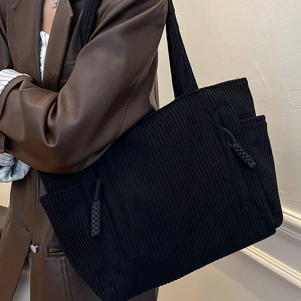 A popular 2024 autumn/winter new retro corduroy multi-pocket single-shoulder bag with large capacity, a student class bag made of fabric Application Scenario