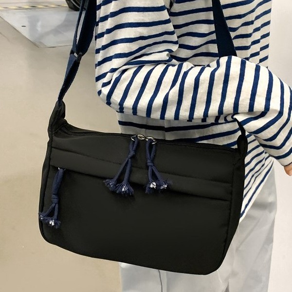 A large-capacity single-shoulder crossbody bag for fashionable commuting, a casual tote bag for female students attending classes, and a casual and stylish underarm bag details Picture