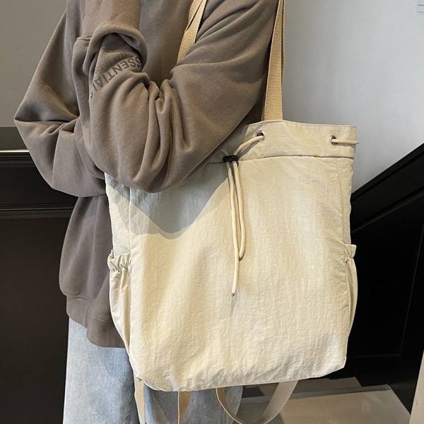Backpacks for women's commuting, solid-color casual single-shoulder tote bags, large-capacity water-resistant nylon backpacks, a trend full figure