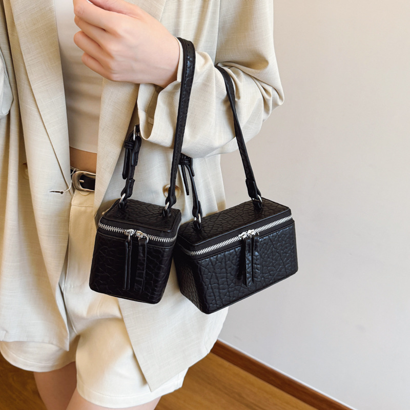 2025 New Korean-style fashionable box bag, women's stylish, light luxury, large-capacity crossbody bag, trendy solid color single-shoulder bag details Picture