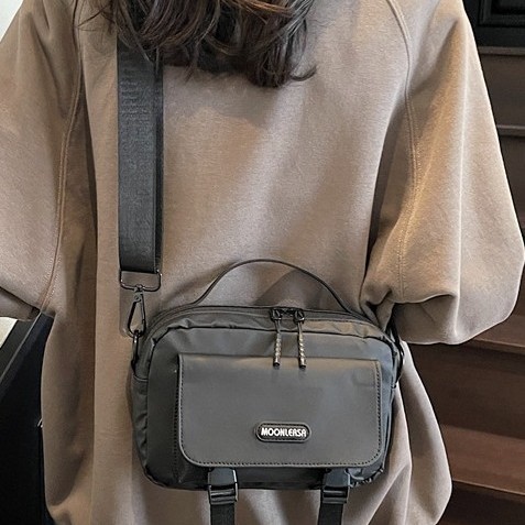 Japanese-style workwear, retro crossbody bag, small bag, men's trendy brand, casual and versatile, student phone bag, small crossbody bag, women's summer Application Scenario