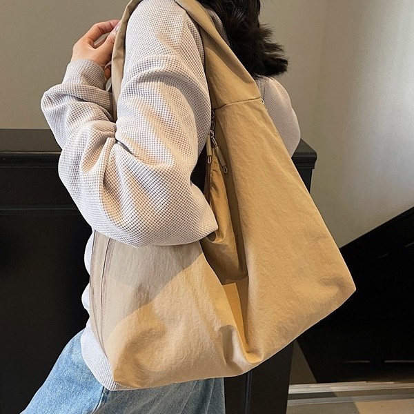 Japanese-style fashionable casual canvas tote bag for women 2025 new style, trendy and versatile, large-capacity underarm bag, commuting single-shoulder bag Application Scenario