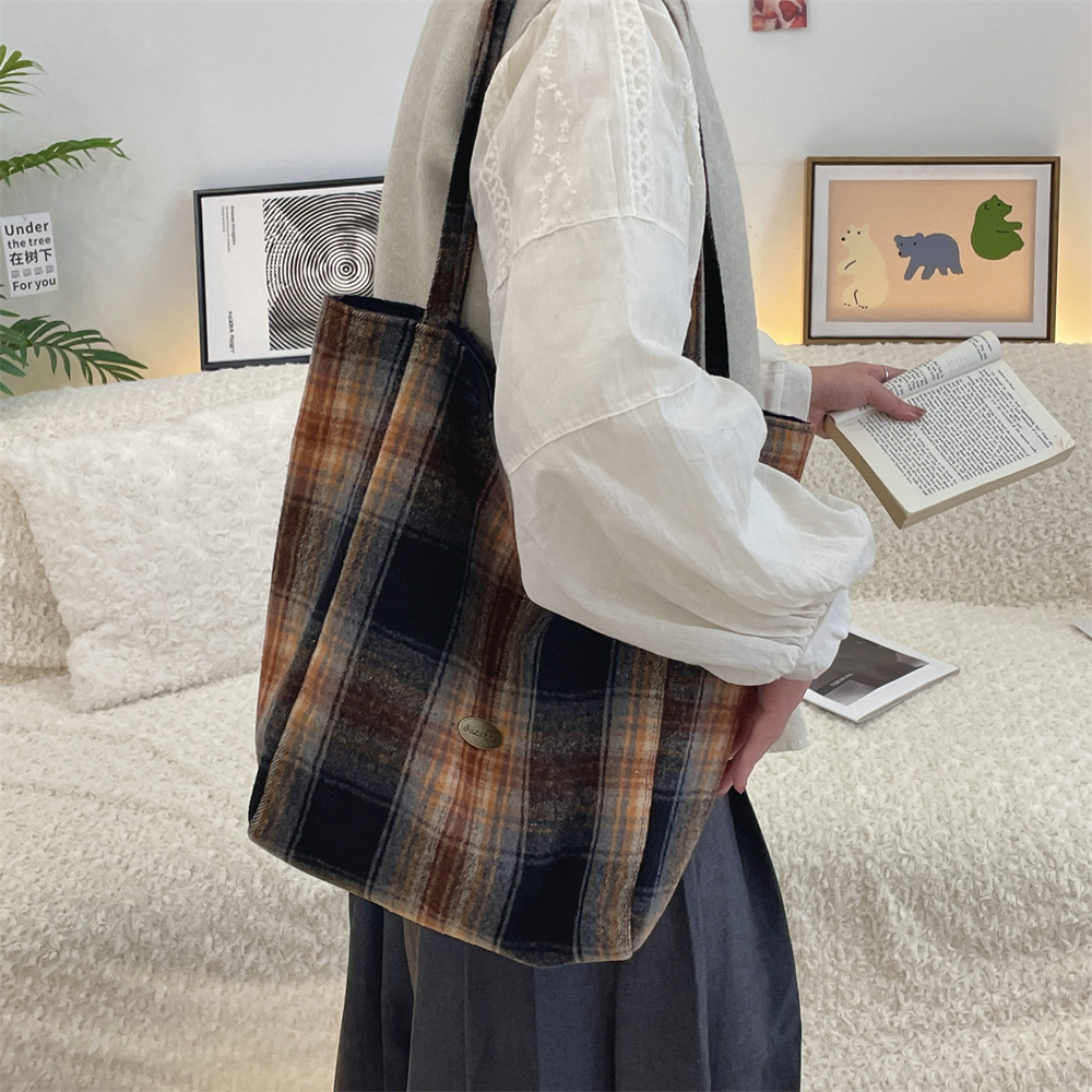 41211 Winter woolen checkered single-shoulder bag, ins retro checkered canvas bag, large capacity double-bread commuter bag Specification drawing