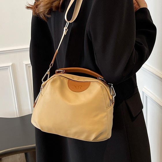 The new hand-held crossbody bag for early autumn 2024 is a bestseller. It has a large capacity, is fashionable and casual, and is versatile. It is a simple single-shoulder bag for women full figure