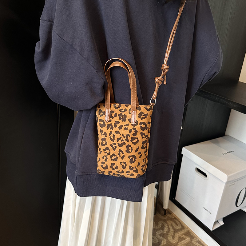 A high-end, niche design crossbody phone bag for women, a new autumn/winter 2024 fashion and versatile matte retro handbag Specification drawing