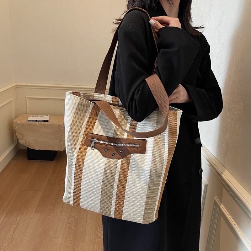 A niche striped canvas bag for women, 2024 new large-capacity commuter tote bag, versatile student single-shoulder tote bag full figure