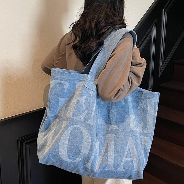 A trendy and fashionable new large-letter denim tote bag, a laid-back single-shoulder bag, and a casual hand-held shoulder bag Specification drawing