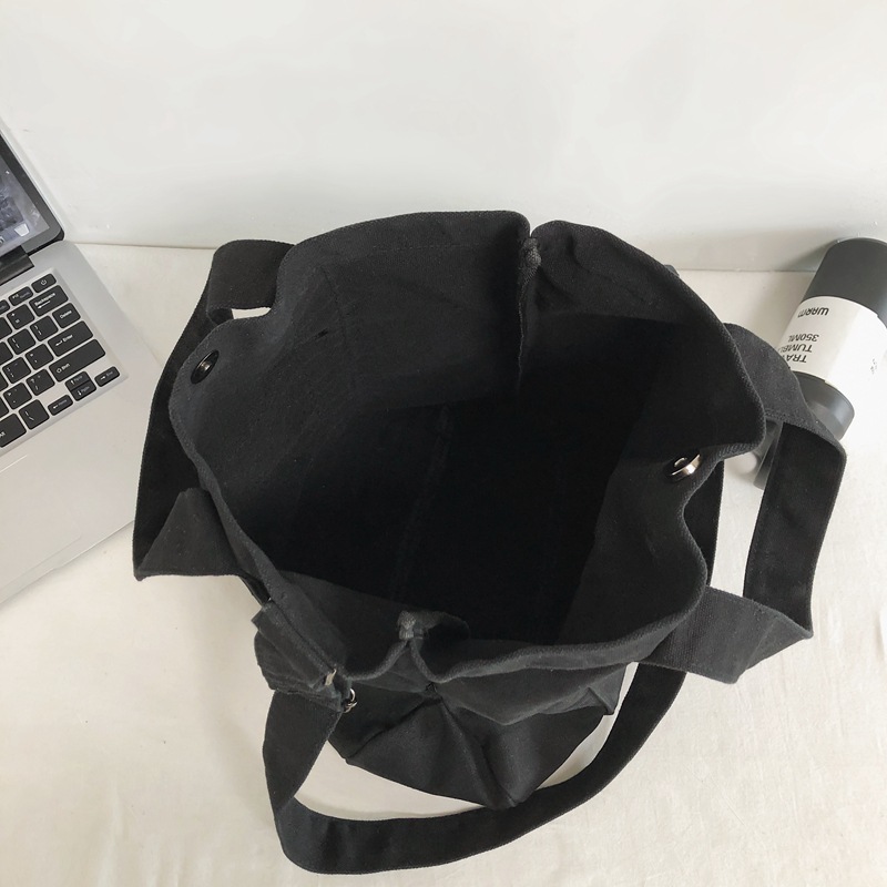 Retro canvas bag 2021 new style simple student class bag for men and women Korean-style casual single-shoulder crossbody bag handbag Application Scenario
