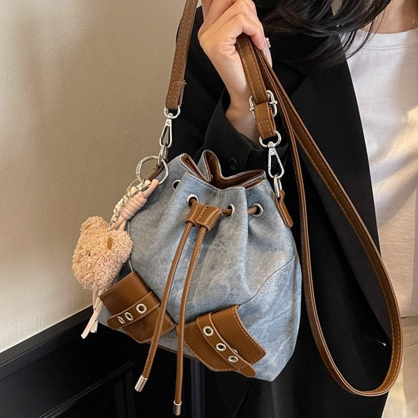 Fashionable and retro bucket bag for women, 2025 new style, trendy design sense, niche backpack, large-capacity women's single-shoulder bag details Picture