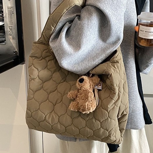 New winter Korean-style quilted fabric bag, a casual and artistic underarm bag for ladies, a fashionable large-capacity hand-held shoulder bag Application Scenario