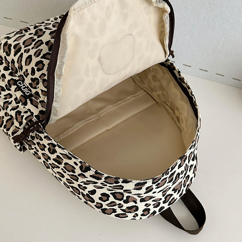 The 2024 new style of female backpack for junior and senior high school students in autumn and winter with leopard print is perfect for commuting to work and college students Application Scenario