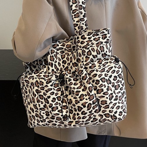 A niche leopard-print canvas tote bag for women's casual commuting, with a large capacity and a fashionable new style, a stylish single-shoulder bag full figure