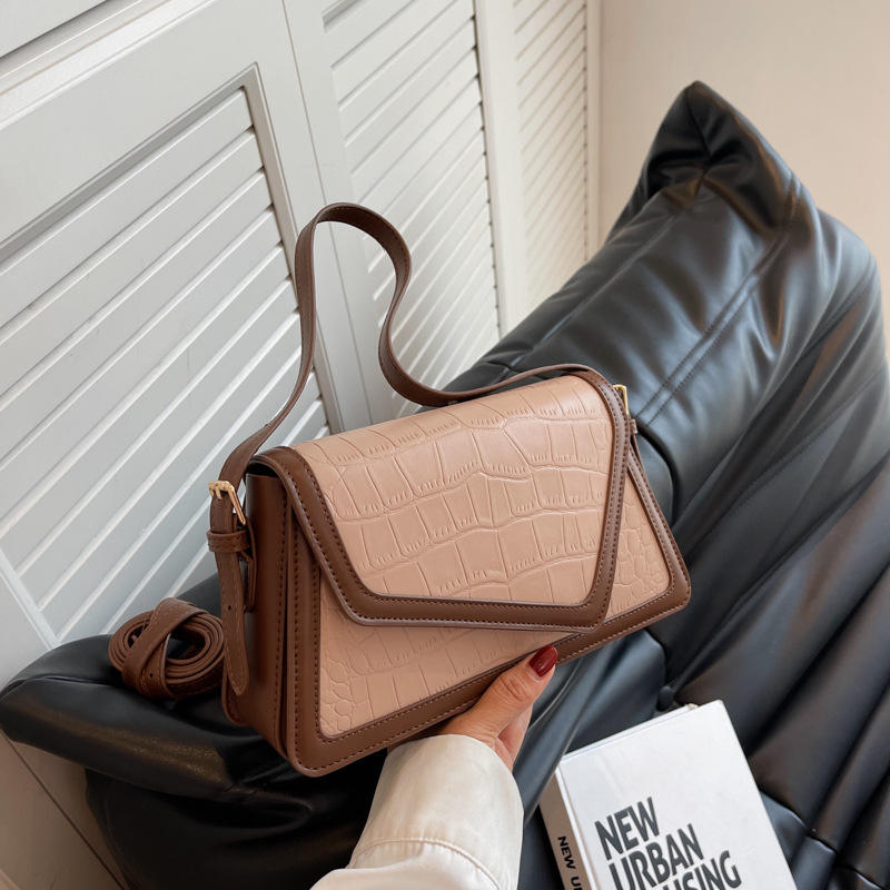 The new 2024 trendy and fashionable women's bag is a versatile and casual crossbody single-shoulder small square bag with a simple underarm flip cover Specification drawing
