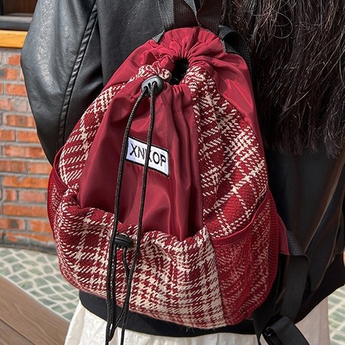 Fashionable checkered small backpack for women, color-blocking drawstring backpack, versatile travel bag for autumn and winter, casual and trendy color-blocking backpack details Picture