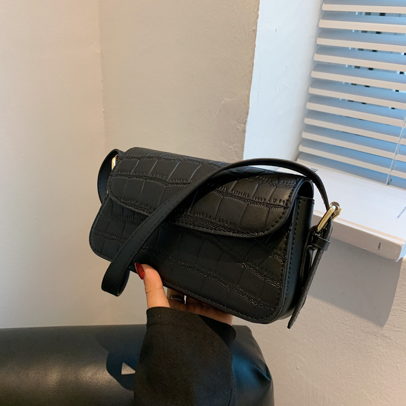A new 2023 trendy and fashionable crocodile pattern single-shoulder underarm bag for women, a retro and versatile crossbody bag details Picture
