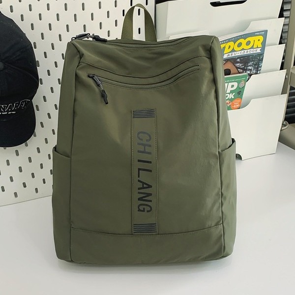 A new solid color large-capacity backpack for the fashionable autumn and winter season, a casual, trendy and versatile school style backpack Specification drawing