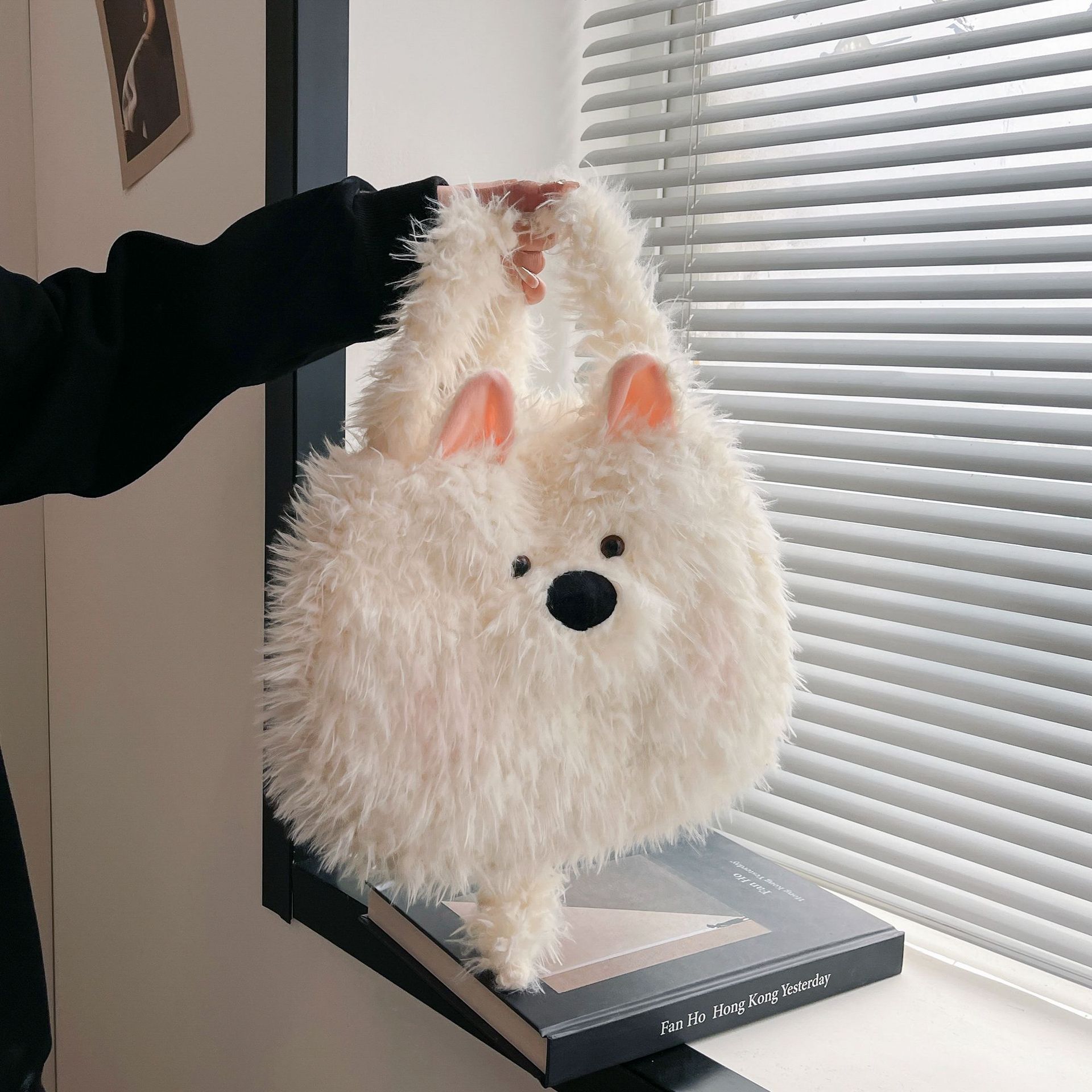 The new cartoon Samoyed plush bag is cute and sweet, with a girlish heart. It features a crossbody single-shoulder bag and a large-capacity underarm bag full figure