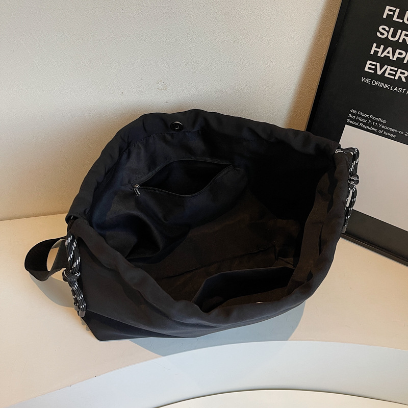 Korean version drawstring design bucket bag for women 2024 new model, lightweight and large-capacity single-shoulder bag, simple commuting crossbody bag Application Scenario