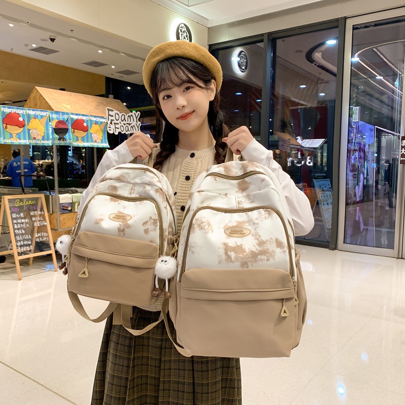 A large-capacity backpack for junior high school girls with high appearance standards, a lightweight backpack for primary school, junior high school and senior high school students Application Scenario