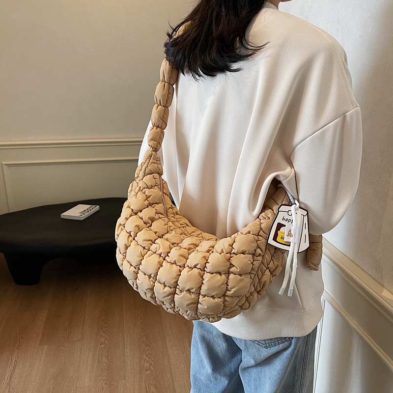 The new autumn and winter cotton-padded fashion bag for women, with a unique pleated single-shoulder design, is simple and casual for commuting. It's a soft and fluffy cloud bag details Picture