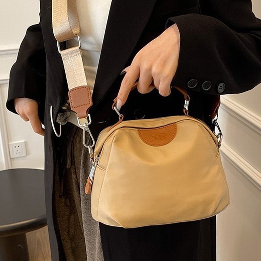 The new hand-held crossbody bag for early autumn 2024 is a bestseller. It has a large capacity, is fashionable and casual, and is versatile. It is a simple single-shoulder bag for women details Picture