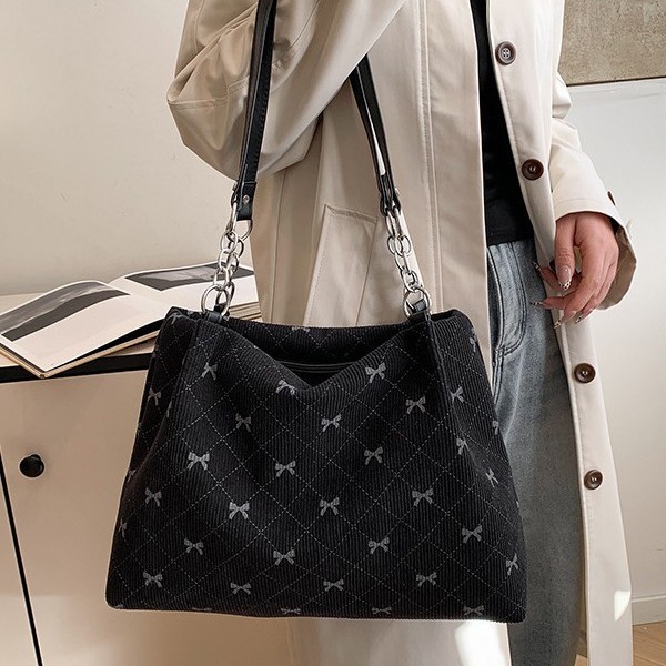 A new winter 2024 Korean-style simple and fashionable casual retro large-capacity single-shoulder tote bag for commuting Application Scenario